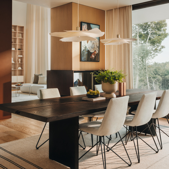 Elegantes Esszimmer mit hochwertigem Echtholztisch und passenden Stühlen in warmen Farben.