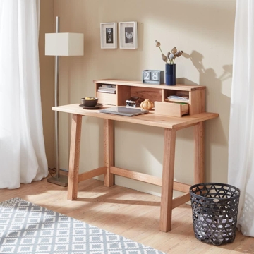 Homeoffice-Ecke mit Arbeitstisch aus Holz