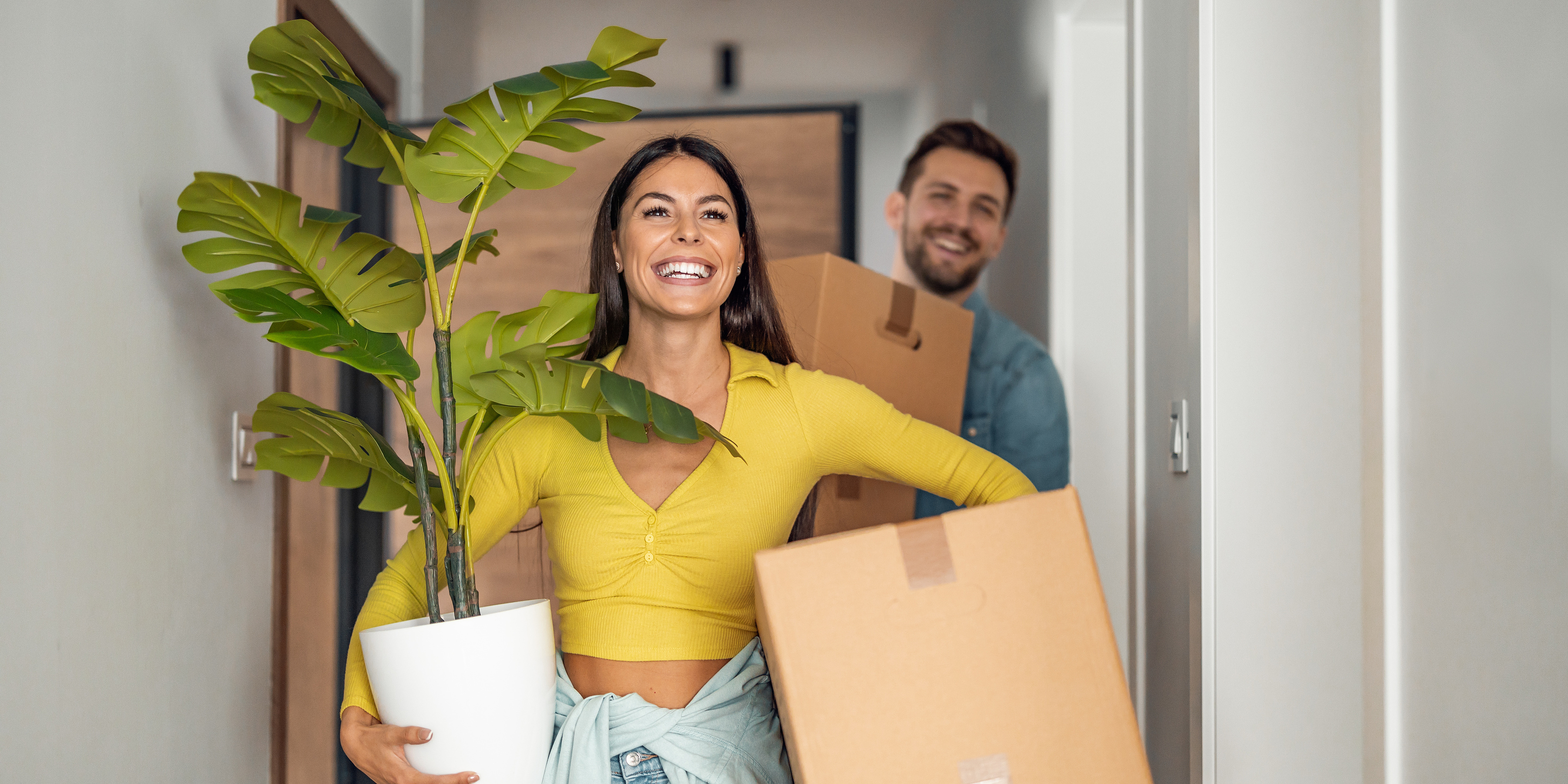 Glückliches Paar bei Einzug ins neue Zuhause.