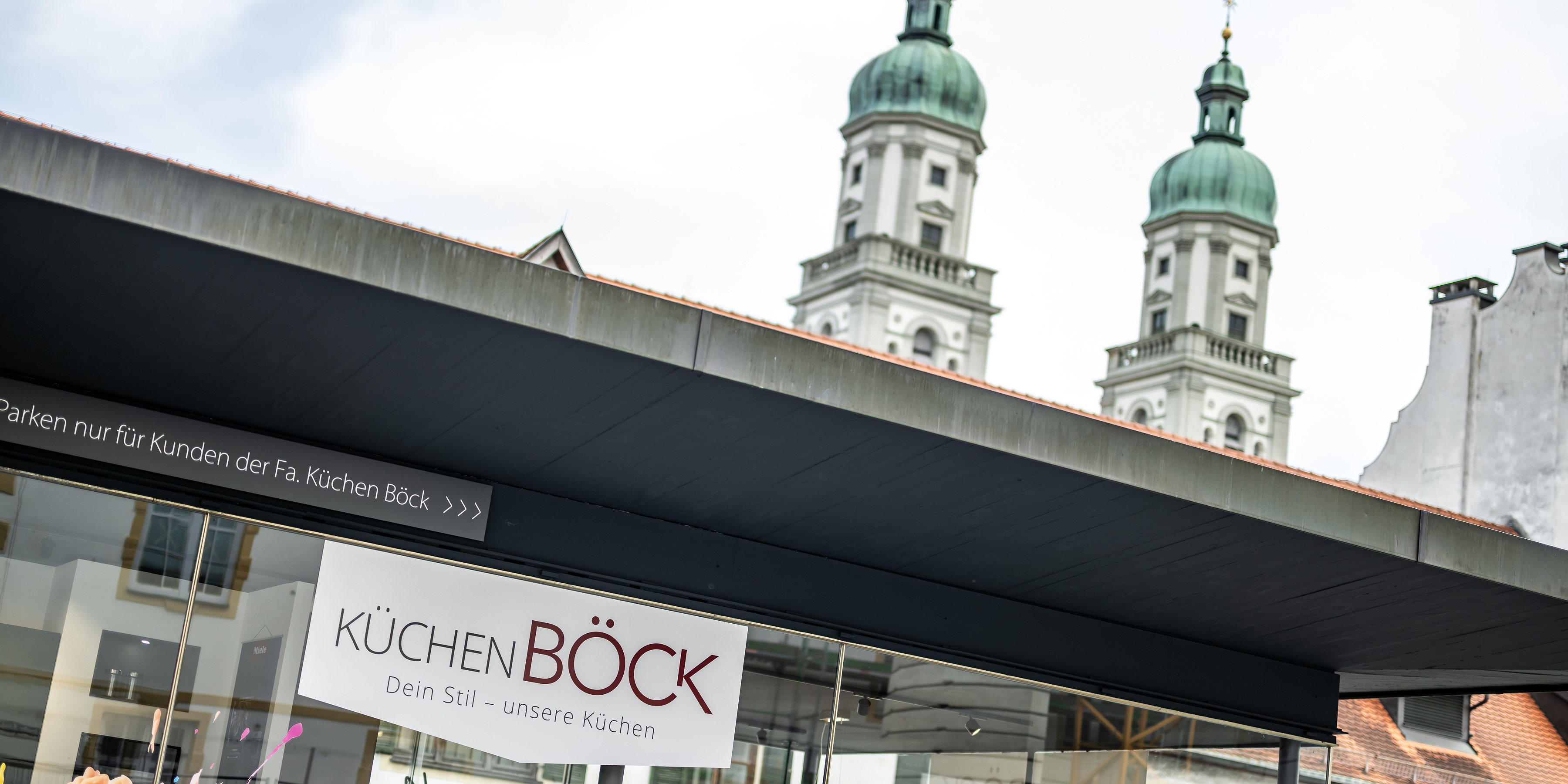 Foto von Standort Küchen Böck am Großen Kornhausplatz mit Lorenz-Basilika im Hintergrund